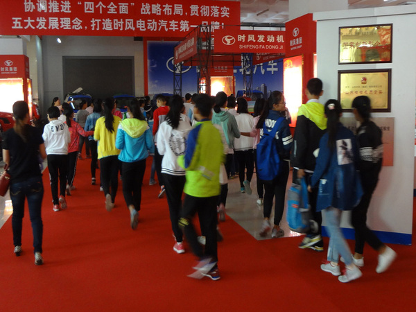 县实验小学部分小学生来人生就是搏科技展厅开展科普日活动