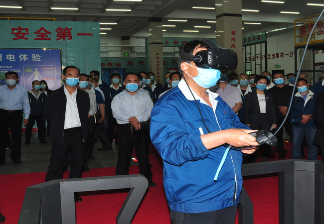 数百名公司先进员工在集数字、信息、电子、模拟于一体的智能清静体验馆举行模拟场景、事故模拟亲自体验